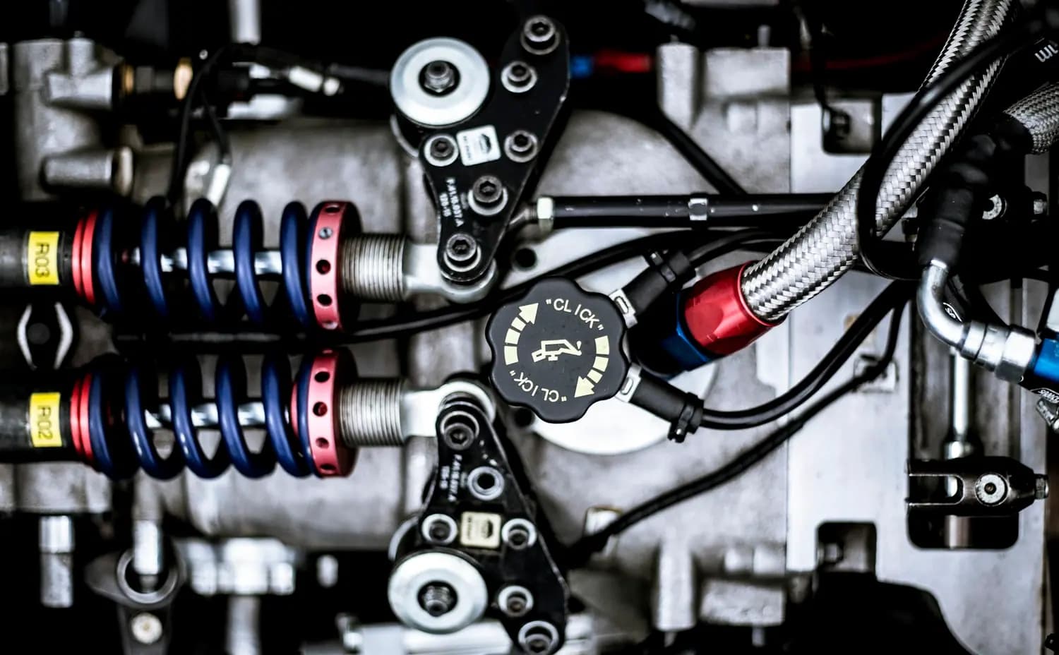 Nahaufnahme einer mechanischen Baugruppe mit Federn, Leitungen und Anschlüssen.